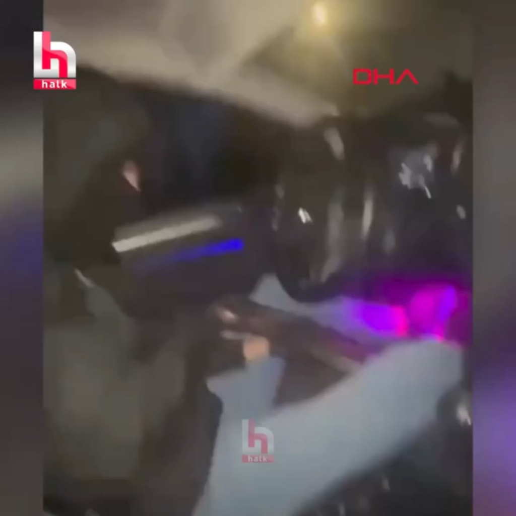 Eine Bande in Istanbul eröffnete mit Kalashnikov die Autogalerie, die sie wollten ...