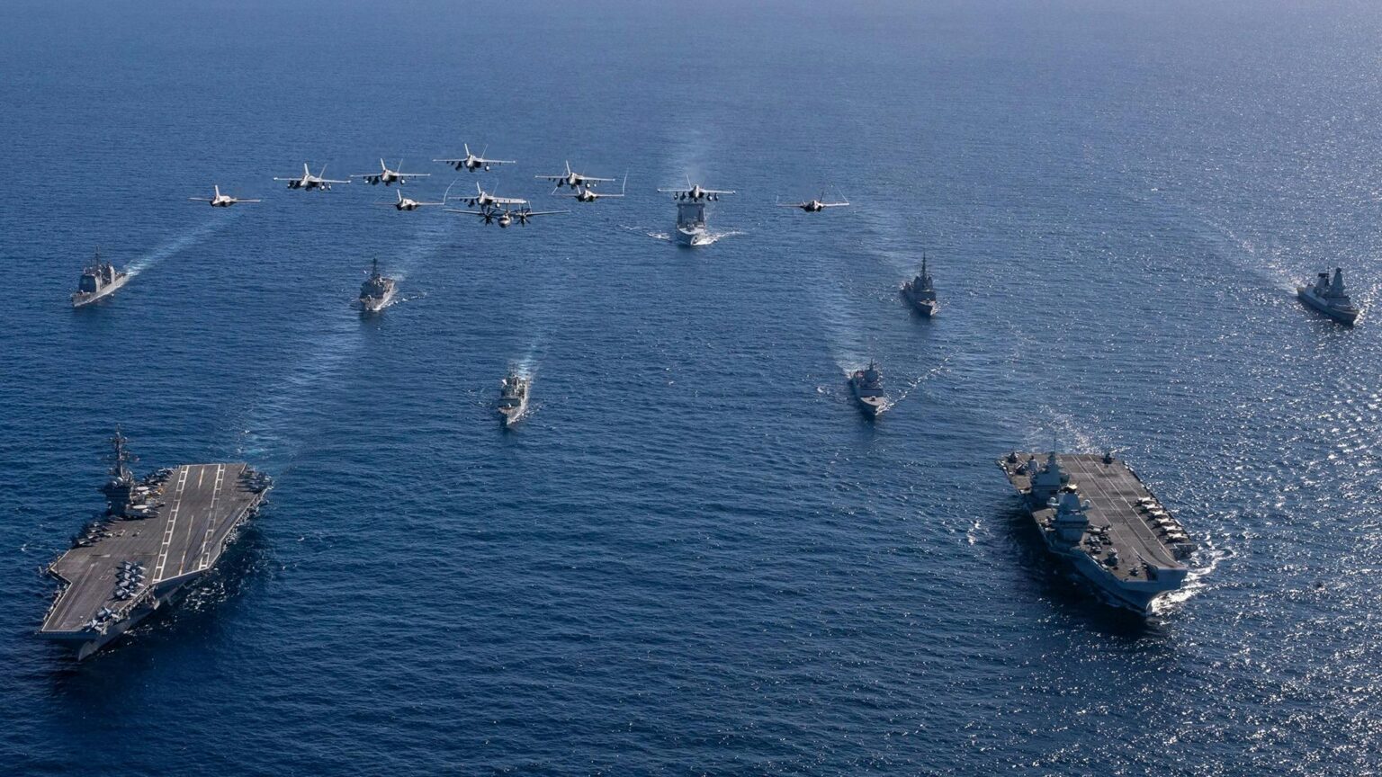 Großbritannien und die USA bilden eine riesige Doppelträger -Streikgruppe in Pacific