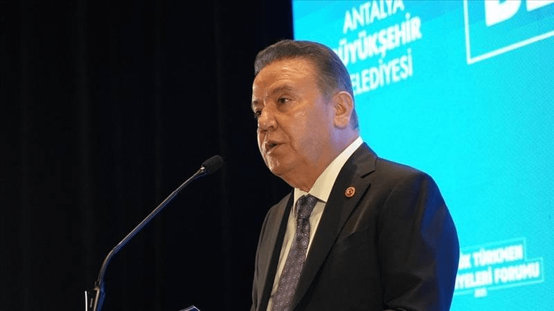 Die Bürgermeisterin der Gemeinde Antalya Metropolitan, Muhittin Böcek, wurde aus dem Posten entfernt!