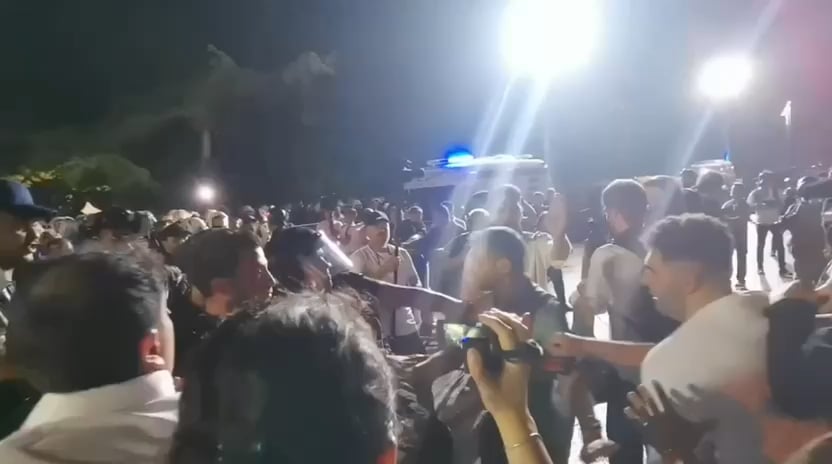 Der Journalist Umut Taştan sagte: "Die Polizei hat einen jungen Mann auf den Boden getreten und wurde von den verletzten jungen KWK -Abgeordneten genommen." 22:38