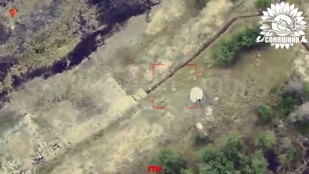 Drohnenmaterial eines ukrainischen MIG-29, das eine befestigte russische Untergrundposition in der südlichen Ukraine mit GBU39-Bomben angreift.