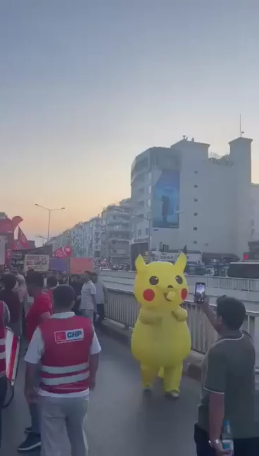 CHP -Jugendzweige begannen mit Tausenden junger Menschen in Antalya in Richtung Freiheit zu gehen. Pikachu geht.