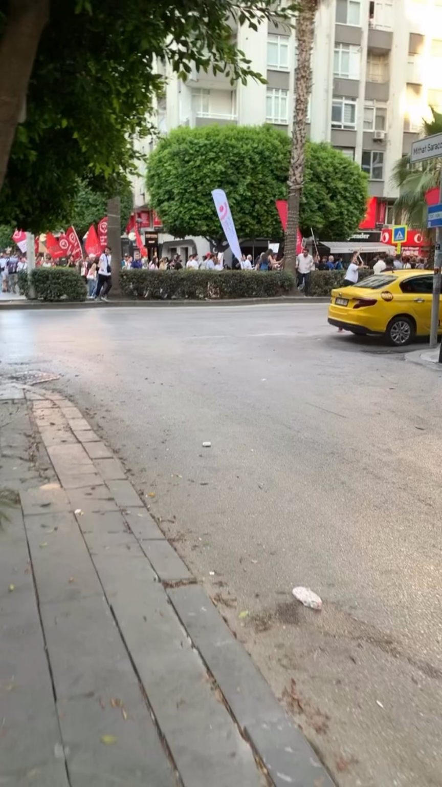 Die Gemeinde Adana Metropolitan und Präsident der Union of Gemeinden von Türkiye Zeydan Karalar wegen der Verhaftung der Menschen in Adana, die gegen die Situation auf der Straße protestierten.