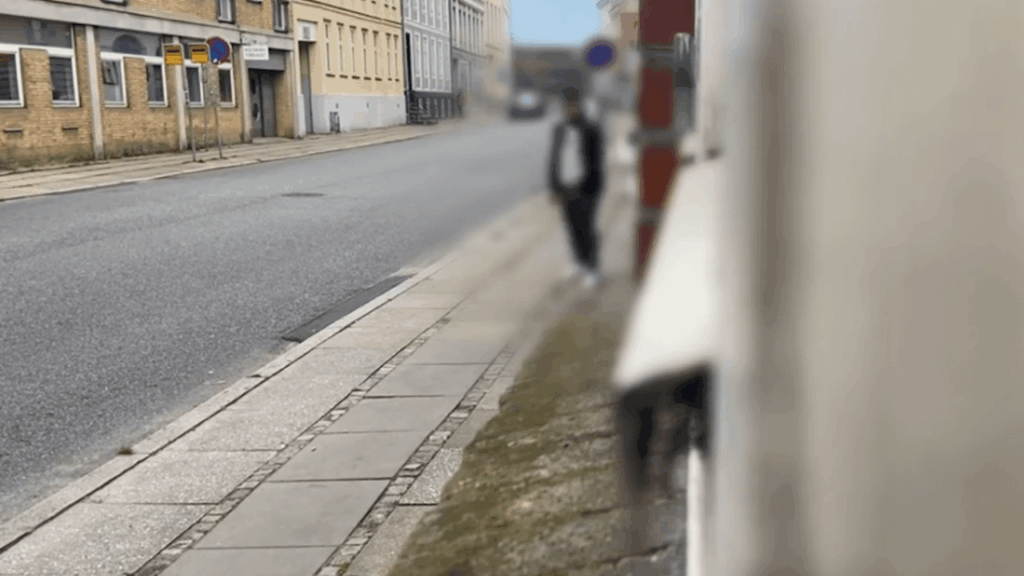 Männliche terrorisiert die Straße und schafft Angst, Nachbarn sind machtlos.