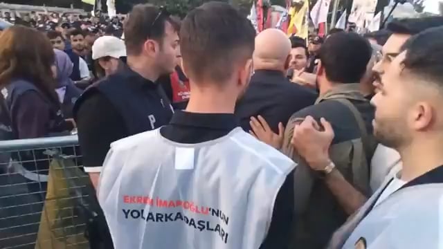 Mahmut Tanal überquerte die Polizeibarrikade mit den Händen.