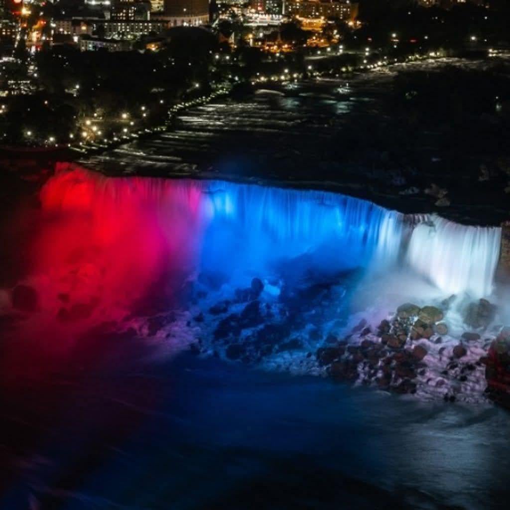 Niagara fällt in die Farben der serbischen Tricolors zu Ehren des Geburtstages Nikola Tesla