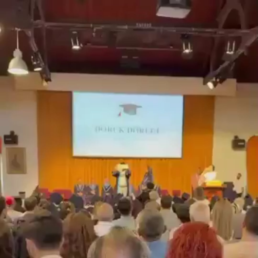 Ein Student, der die Boğaziçi University abgeschlossen hat, reißt sein Diplom bei der Diplomverteilungszeremonie: „Das Diplom, das das Diplom des zukünftigen Präsidenten abgesagt hat, eröffnete die Fakultät nach seinem Kopf, schließt und geteilt durch dieses Regime der Intelligenz ist unverzichtbar."