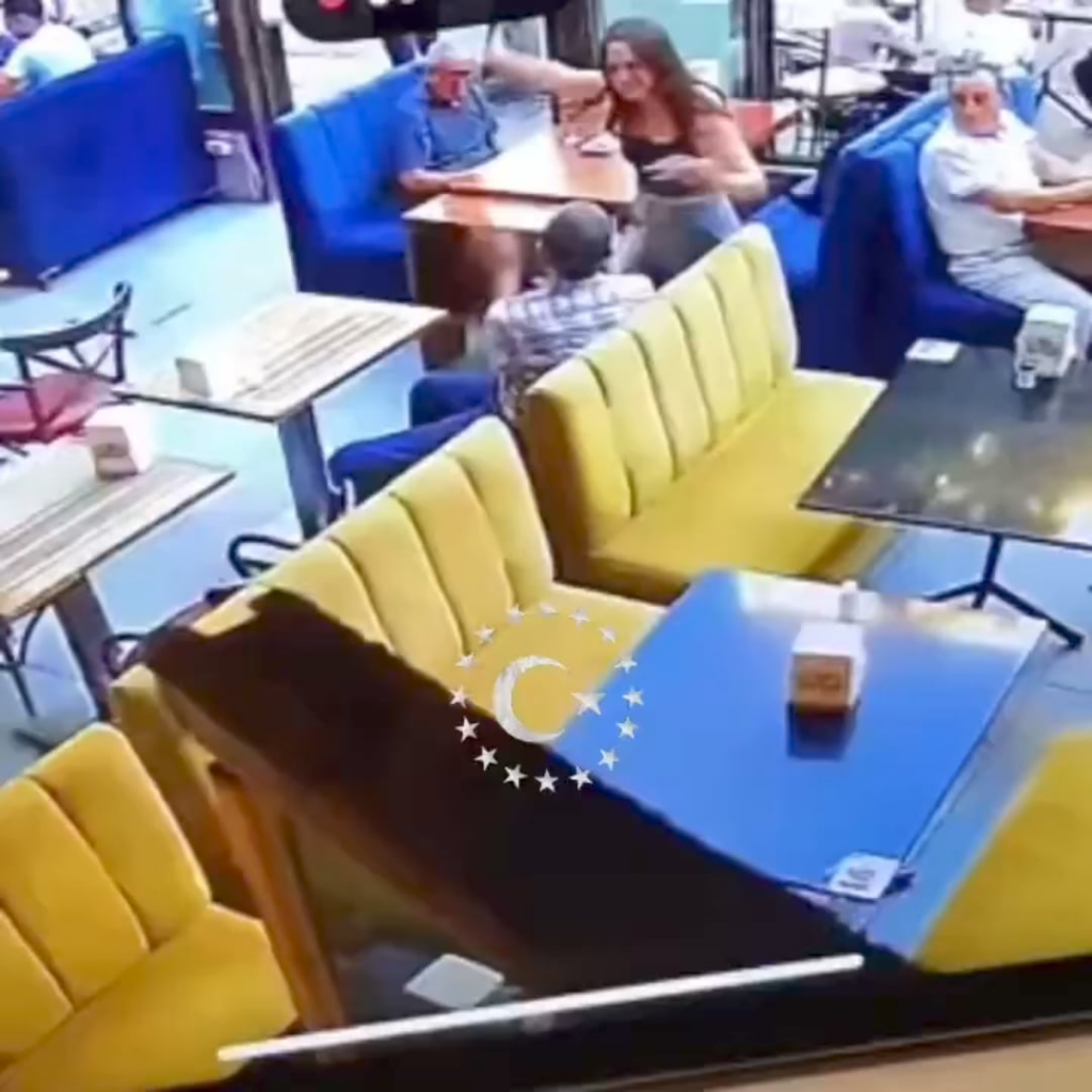 Das junge Mädchen, das in einem Café in Ankara arbeitete, antwortete auf den Kunden, der ihn mit Tritten und Schlägen schlug.