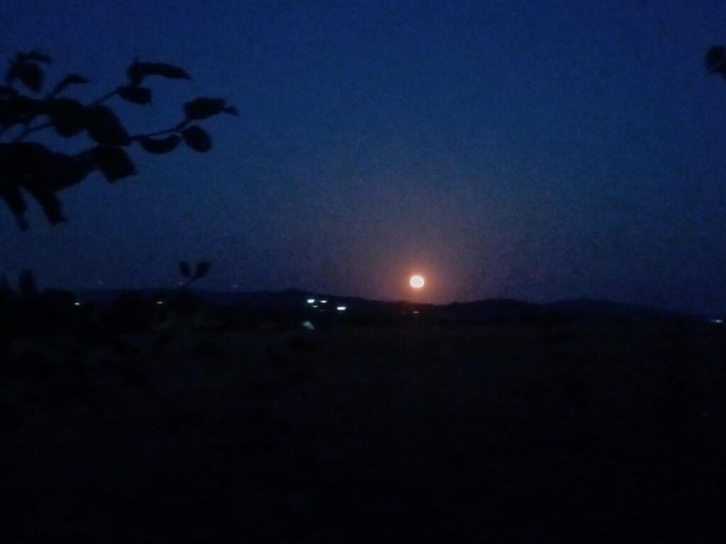 Der Mond hat heute Abend am 12. Juli einen orangefarbenen Glanz