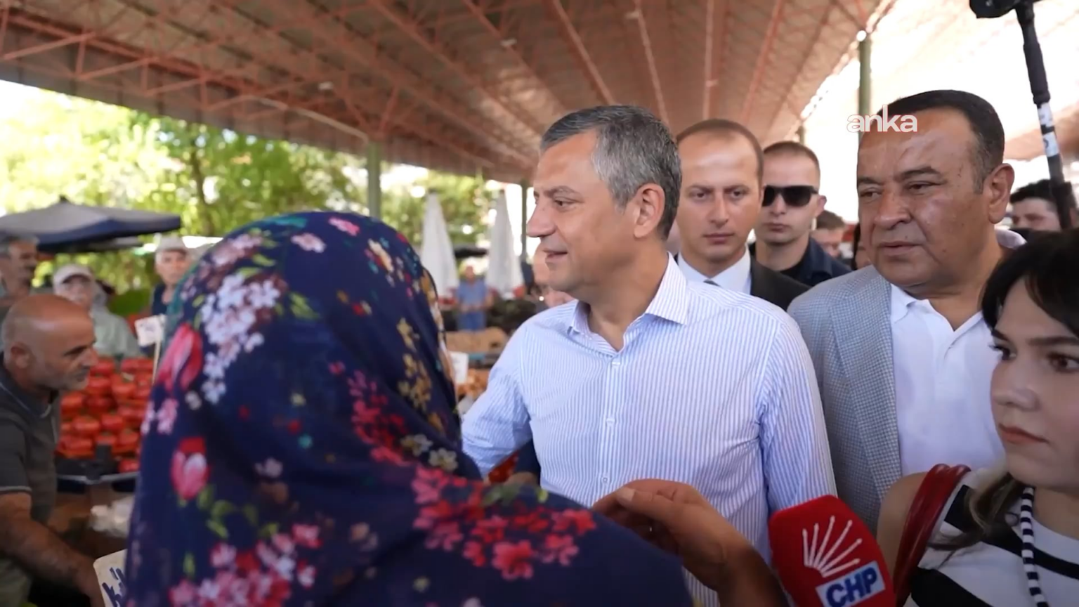 Tante Özgür Özel heute beim Marktbesuch in Ankara heute: Sagen Sie meine Grüße an İmamoğlu. „Elif çalışkan aus Kayseri hat einen Gruß“ Tante Özgür Özel heute beim Marktbesuch in Ankara heute: Sagen Sie meine Grüße an İmamoğlu. "Elif çalışkan aus Kayseri hat einen Gruß"