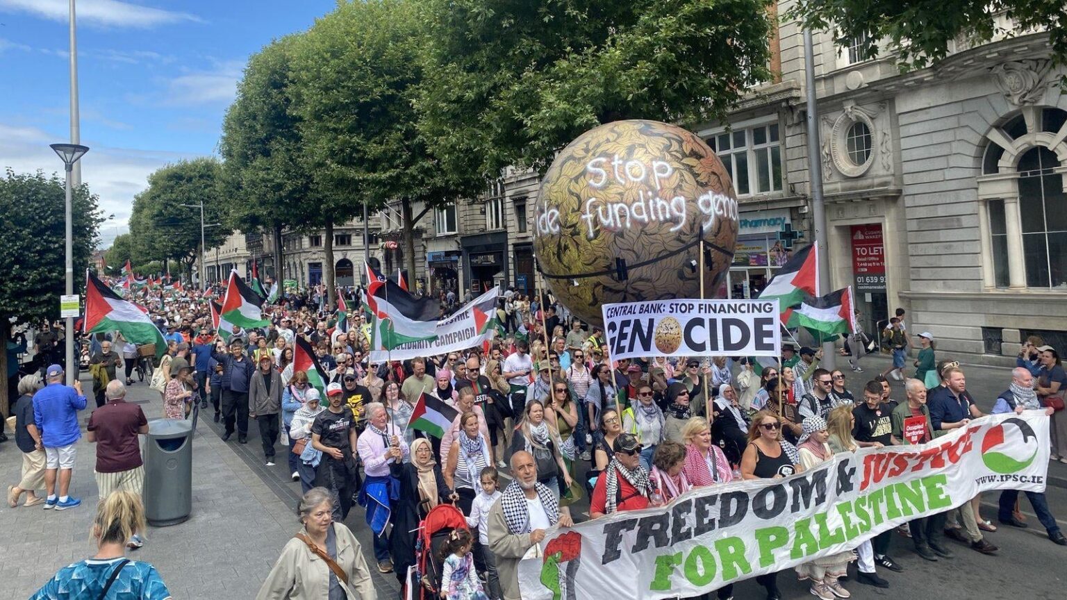 Tausende nehmen im März für Palästina in Dublin teil
