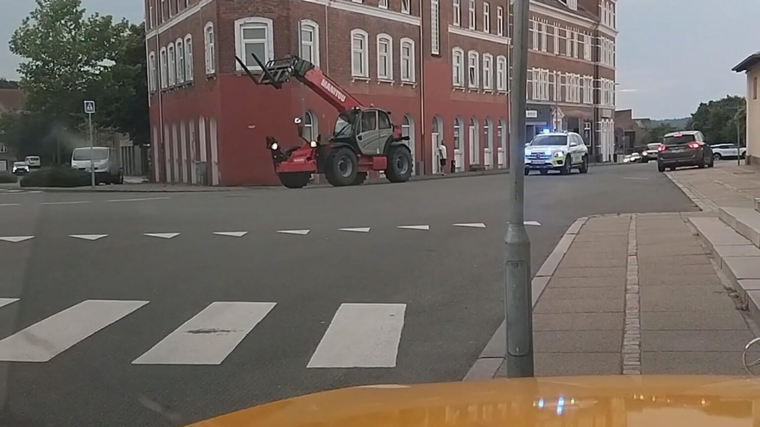 Frau stahl den Teleskoplader und fuhr mitten in der Stadt herum.
