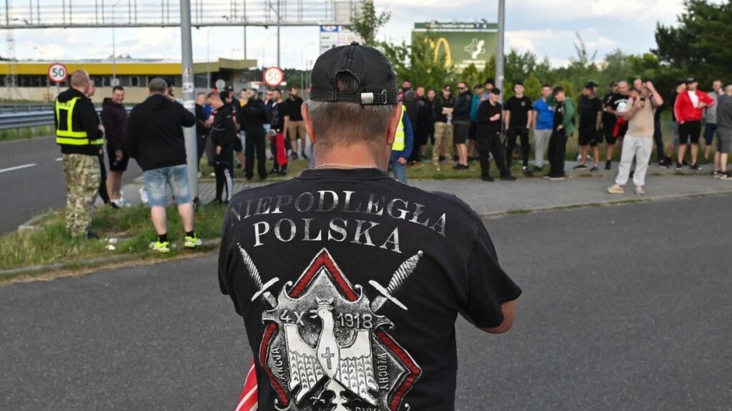 Polnische Radikale suchen Migranten aus Deutschland an der Grenze. Sie stoppten auch Tschechen