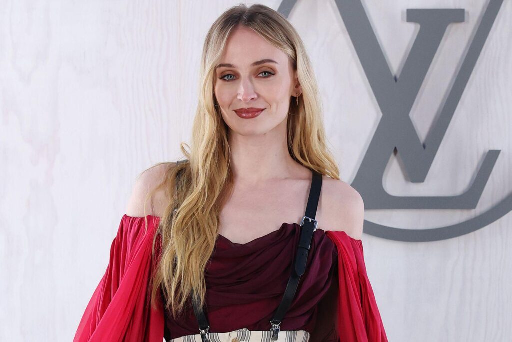 Sophie Turner sagt scherzhaft, sie habe mehr als genug Sexualerziehung, als sie in ihren Teenagern "Game of Thrones" drehte.