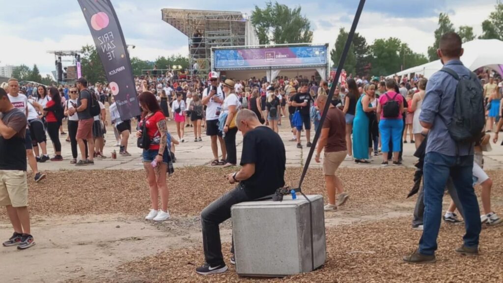 Babiš wie cooler Onkel bei Festivals für junge Leute? Nicht zufällig, in Frýdek-Místek war er wie ein Anteil an einem Zaun
