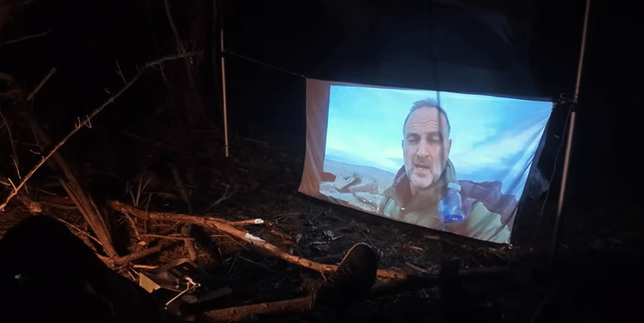 Tolle Erfahrung beim Anschauen eines Films während eines Outdoor -Abenteuers！