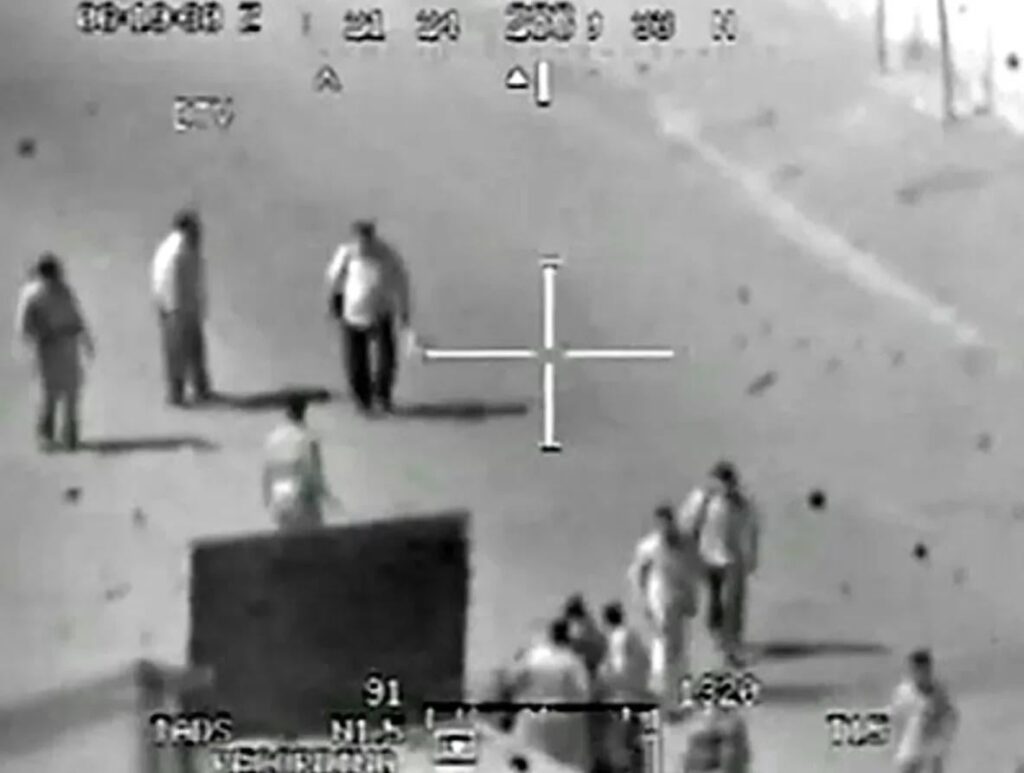 Vor 18 Jahren hat ein US -amerikanischer Apache -Hubschrauberangriff in Bagdad irakische Zivilisten, darunter zwei Reuters -Journalisten, getötet. WikiLeaks würde später das Filmmaterial „Collateral Murder“ veröffentlichen, in dem der Vorfall aufgedeckt wurde. Vor 18 Jahren hat ein US -amerikanischer Apache -Hubschrauberangriff in Bagdad irakische Zivilisten, darunter zwei Reuters -Journalisten, getötet. WikiLeaks würde später das Filmmaterial "Collateral Murder" veröffentlichen, in dem der Vorfall aufgedeckt wurde.