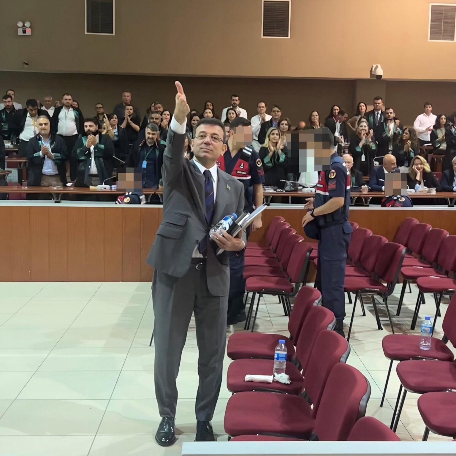 Das klarste Bild von Ekrem İmamoğlu im Gerichtssaal