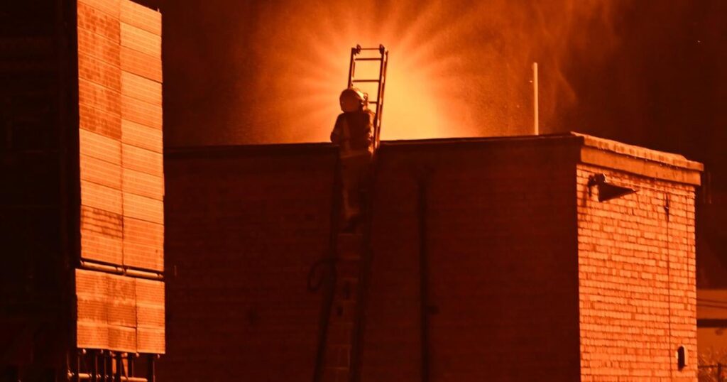 Feuerwehrmann hat auf der Bonfire -Website angegriffen, als der Service „herausfordernde Nacht“ beschreibt Feuerwehrmann hat auf der Bonfire -Website angegriffen, als der Service "herausfordernde Nacht" beschreibt