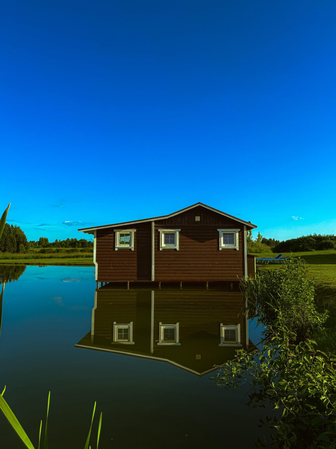 Hütte im See