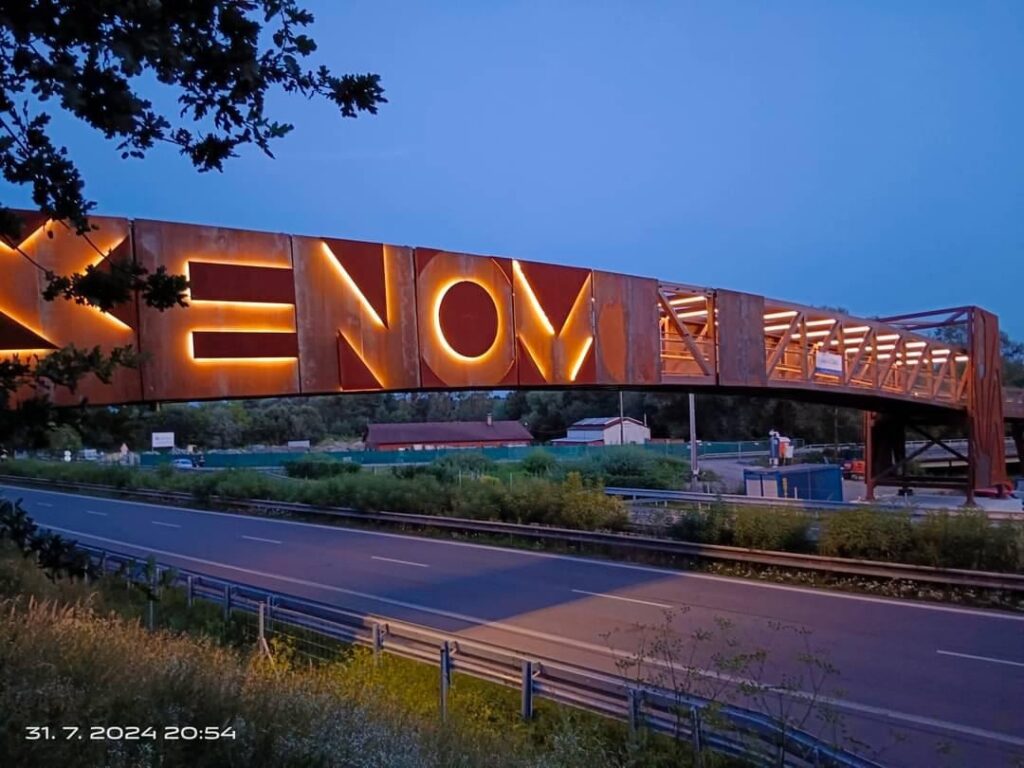 Haben Sie jemals eine schönere oder robustere Fußgängerbrücke gesehen als die in Šenov?