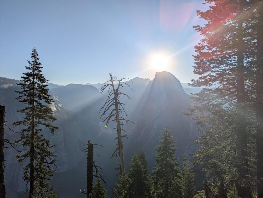 Sonnenaufgang auf Four Mile Trail und die Aussicht von oben am Glacier Point