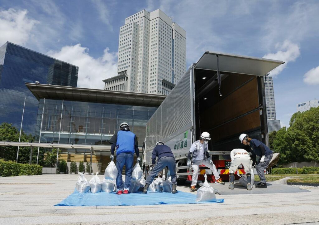 Der in der Dekontaminationsarbeiten in der Nähe des Kripped Fukushima Daiichi Nuclear Complex gesammelte Boden wurde am Samstag nach Zentral -Tokio transportiert, um sich im Vorgarten des Büros des Premierministers zu verteilt, da die Regierung versucht, Sicherheitsbedenken hinsichtlich ihrer Verwendung zu beseitigen. Der in der Dekontaminationsarbeiten in der Nähe des Kripped Fukushima Daiichi Nuclear Complex gesammelte Boden wurde am Samstag nach Zentral -Tokio transportiert, um sich im Vorgarten des Büros des Premierministers zu verteilt, da die Regierung versucht, Sicherheitsbedenken hinsichtlich ihrer Verwendung zu beseitigen.
