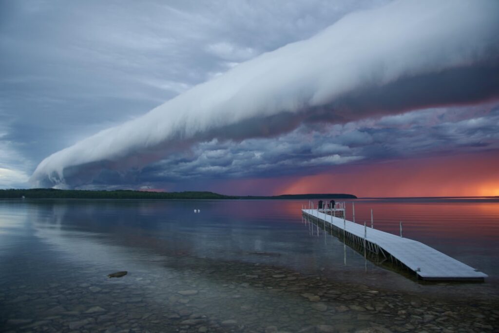 Regalwolke über dem Michigansee bei Sonnenuntergang in der oberen Halbinsel