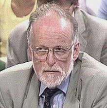 Dies ist David Kelly, ein Waffenexperte, der bestritt, dass der Irak Waffen des Kalibers hatte, die Tony Blairs Regierung behauptete. Er wurde zwei Tage nach diesem Bild 2003 tot aufgefunden.