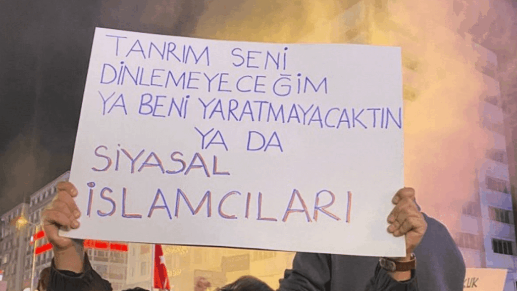 ADEM ÜNLÜ ernannte Bürger bei den Proteste am 19. März aufgrund eines Banners, 4 Monate später wurde eine Untersuchung eröffnet. ADEM ÜNLÜ ernannte Bürger bei den Proteste am 19. März aufgrund eines Banners, 4 Monate später wurde eine Untersuchung eröffnet.