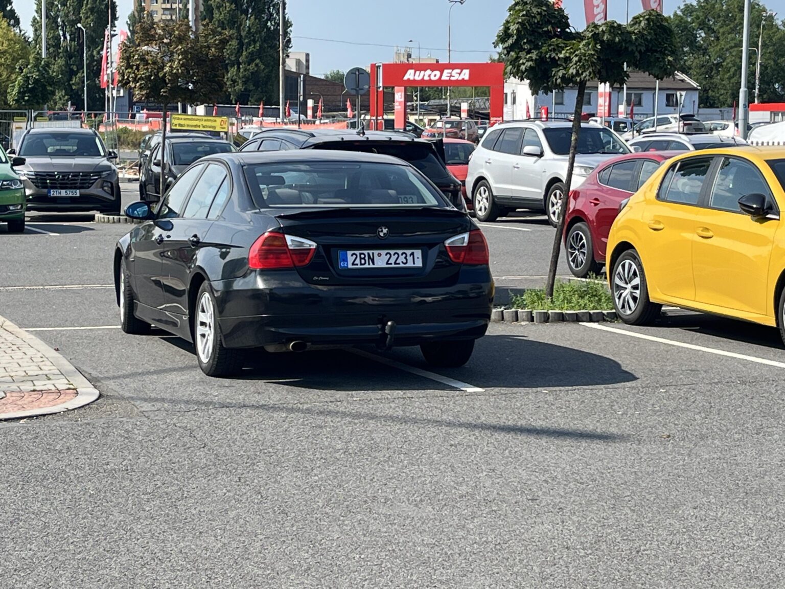 Fast voll und dumm über 4 Parkplätze ..
