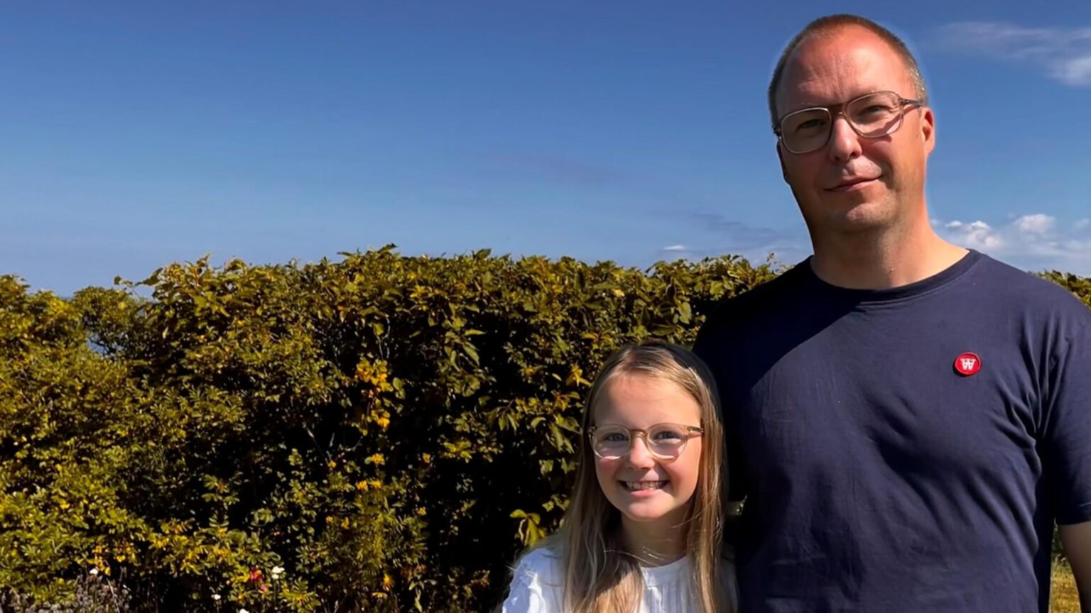 Plötzlich konnten Esther und Lars eine Tür sehen [fra et fly] sich vom Himmel fallen lassen