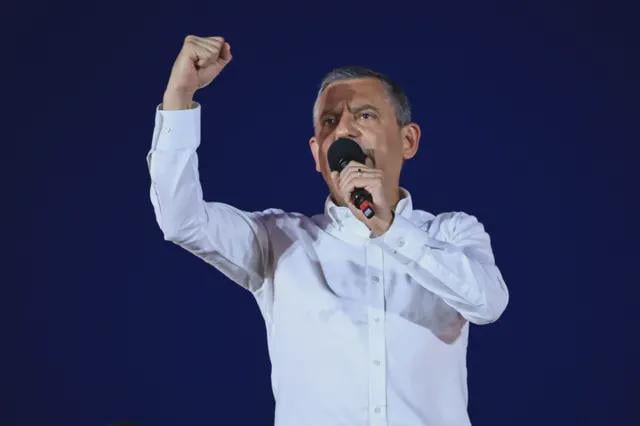 Özgür Özel lud Präsident Erdoğan ein, über einen Kleer zu diskutieren.