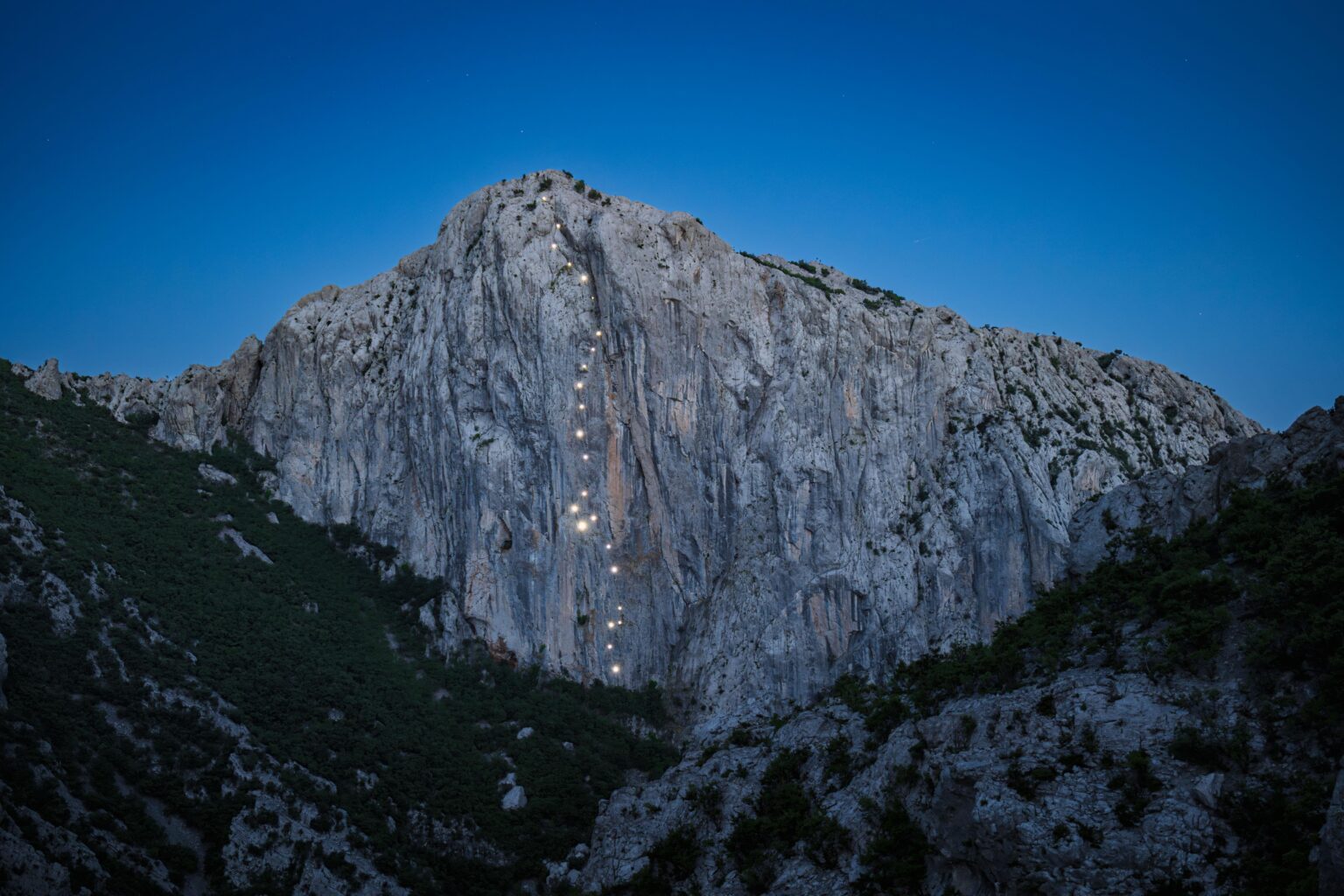 Und jetzt etwas ganz anderes: die beleuchtete Velebit -Richtung in Paklenica für 75 g PDS Velebit Und jetzt etwas ganz anderes: die beleuchtete Velebit -Richtung in Paklenica für 75 g PDS Velebit