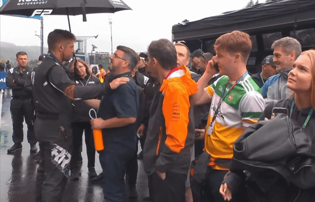 Offaly Trikot bei der F2 -Podestzeremonie