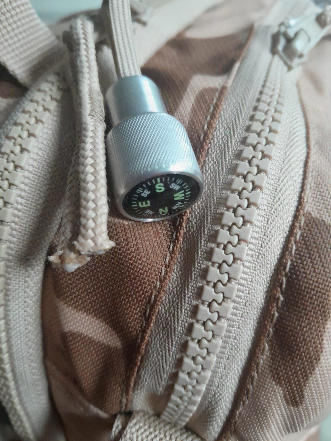 Ich konnte keinen Reißverschluss-Pull-Kompass finden, der nicht aus fadenscheinigem Kunststoff bestand, also machte ich meine eigenen.
