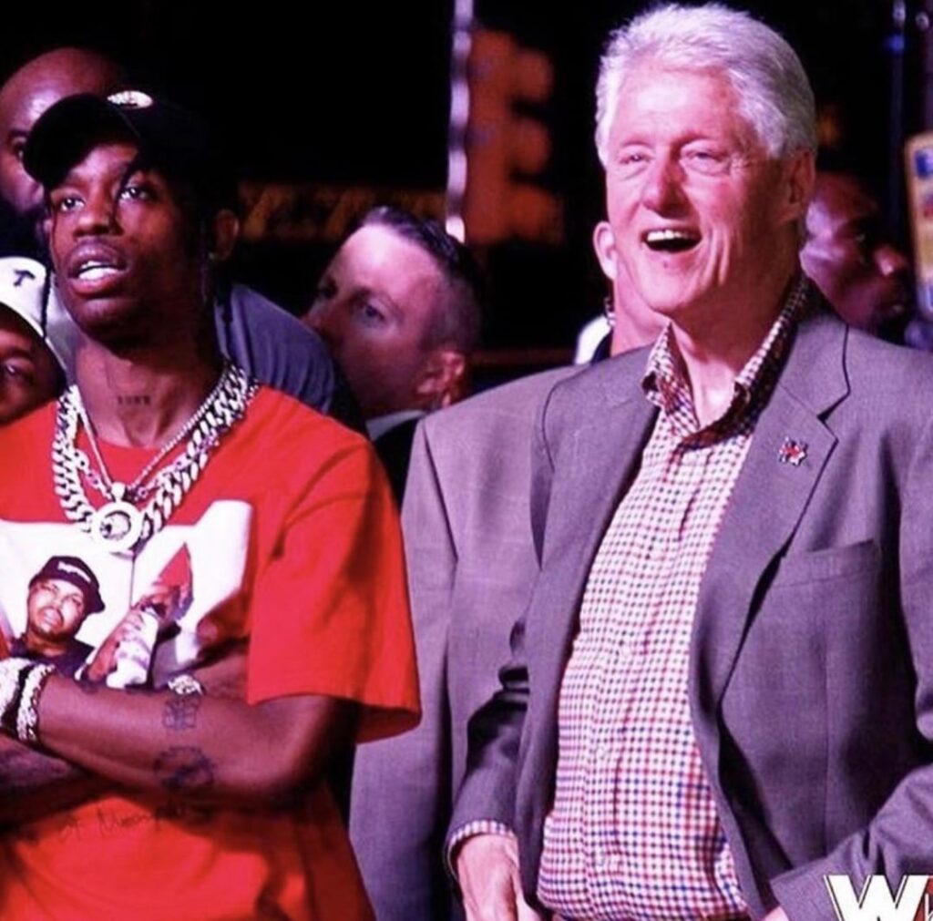 Viele dieser reichen Musiker/Promis/Politiker sind gruselig für mich, haben seltsame Kunst und die Branche scheint dämonisch zu sein. Zum Beispiel Travis Scott. Viele dieser reichen Musiker/Promis/Politiker sind gruselig für mich, haben seltsame Kunst und die Branche scheint dämonisch zu sein. Zum Beispiel Travis Scott.