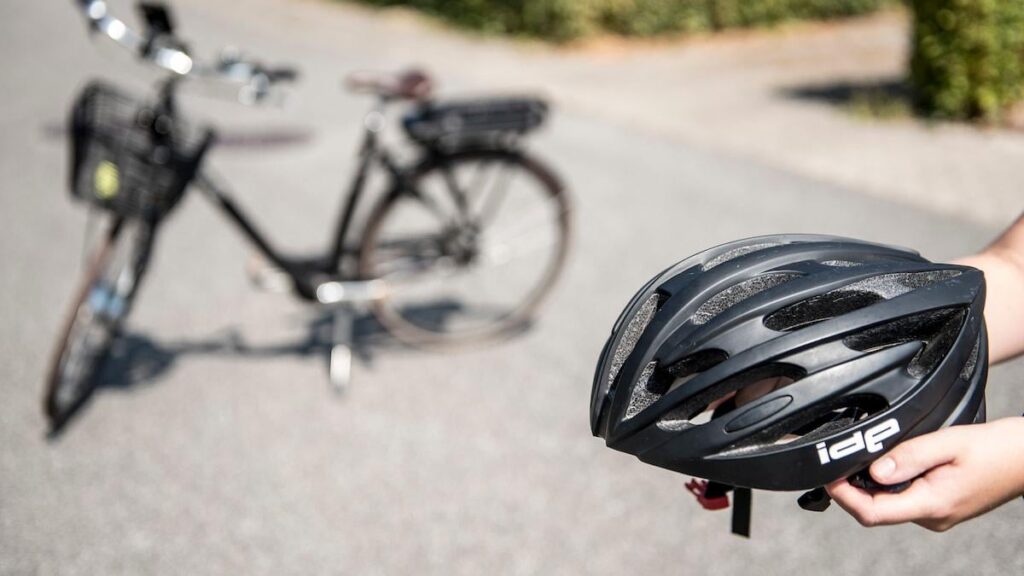 Radfahrer Assoziation: Der erzwungene Fahrradhelm ist 'Tudetoset'. [mange vil ikke cykle, hvis hjelm bliver lovkrav]