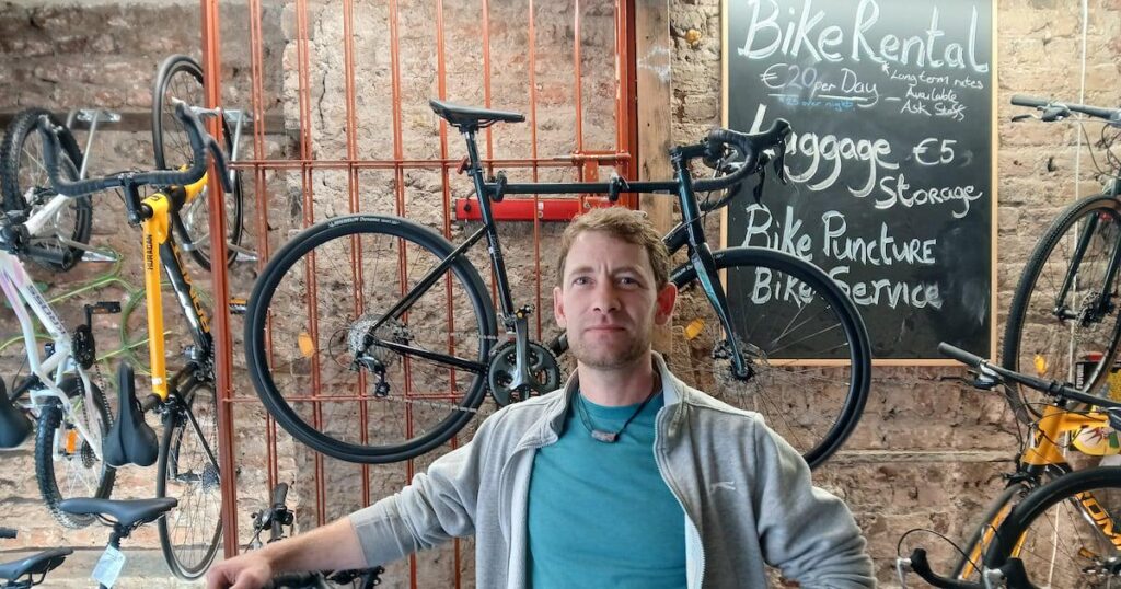 "Kämpfe beginnen zur Mittagszeit und sie gehen einfach weiter" - Capel Street -Arbeiter teilen Bedenken, nachdem Garda Stechen gestochen hat