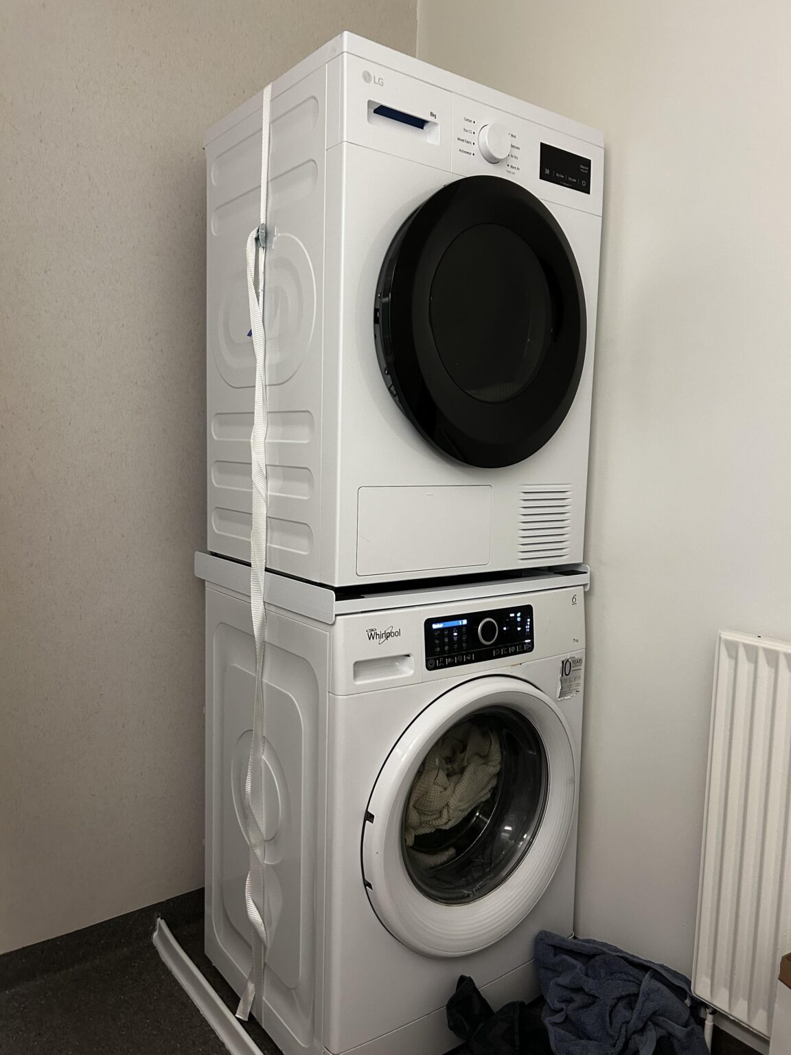 Rufen Sie alle an, die einen Trockner auf eine Waschmaschine gelegt haben Rufen Sie alle an, die einen Trockner auf eine Waschmaschine gelegt haben