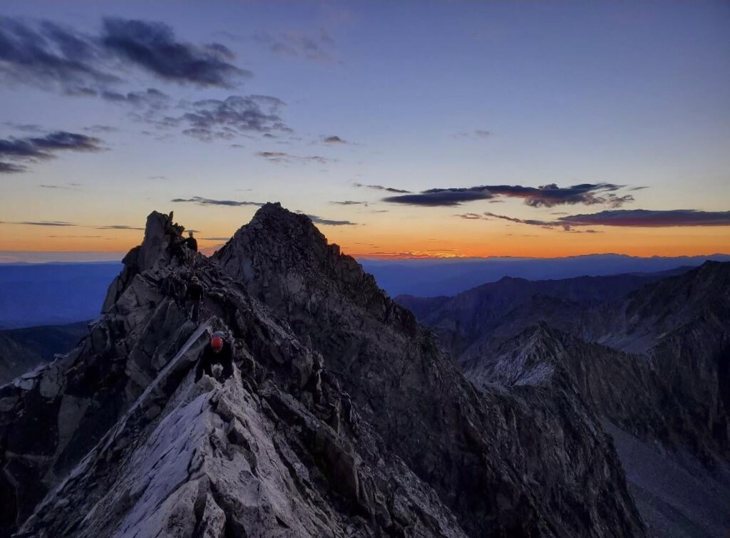 Sonnenaufgang auf dem berüchtigten Messerkantenkamm in Colorado. Ich bin mit dem roten Helm darauf abgebildet!