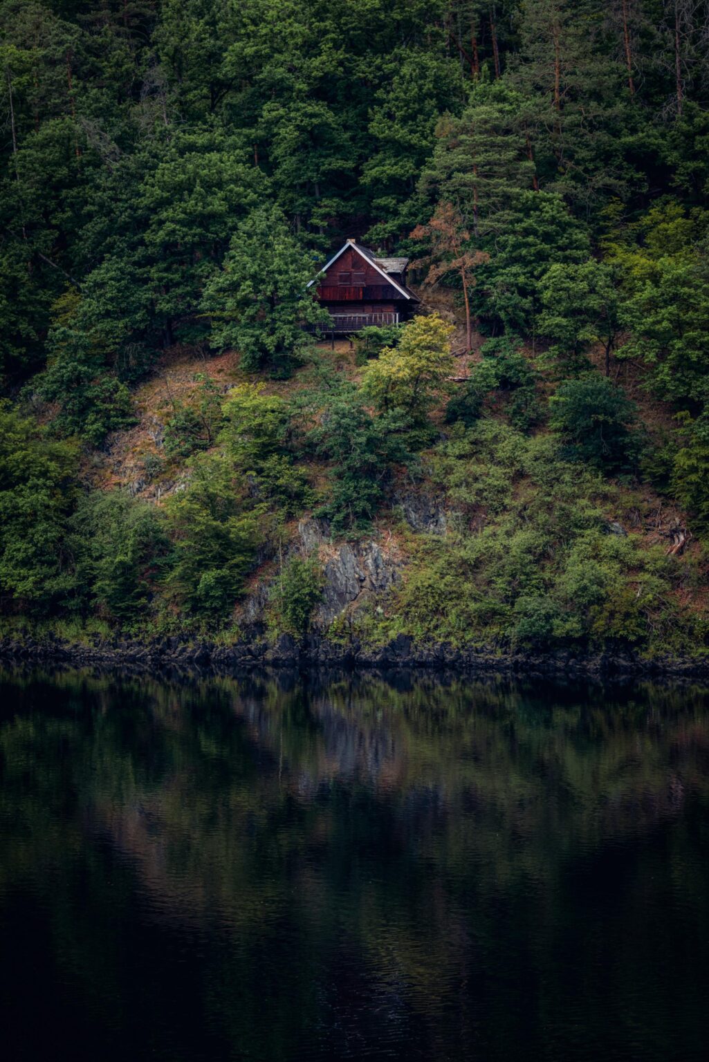 Hütte über dem Fluss (Tschechische Republik)