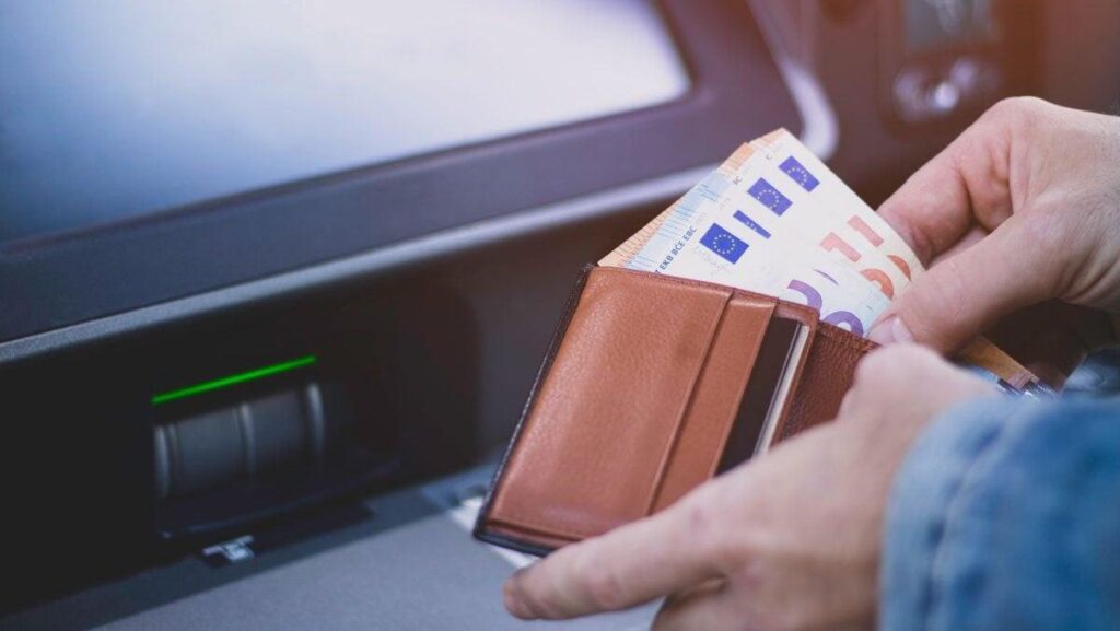 Was würde bedeuten, dass Rumänien in „Junk“ abgestiegen ist. Das Leben der Bürger würde eine Tortur werden: stagnierende Gehälter oder völlig verlorenes Einkommen. Was würde bedeuten, dass Rumänien in "Junk" abgestiegen ist. Das Leben der Bürger würde eine Tortur werden: stagnierende Gehälter oder völlig verlorenes Einkommen.