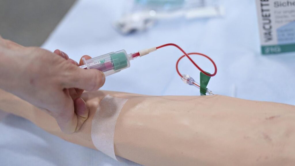 Während die Notwendigkeit von mehr heißen Händen wächst, werden weniger Menschen der Krankenschwester lesen - die Anzahl der Bewerbungen für die Krankenpflegeausbildung über Quota 1 ist seit letztem Jahr um acht Prozent gesunken.