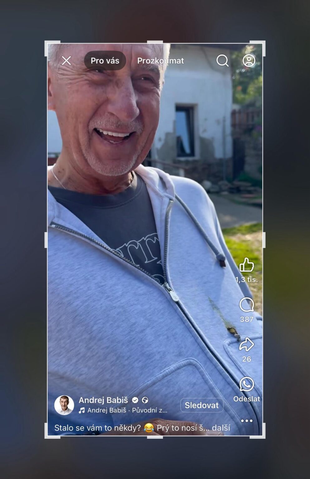 Andrej Babiš wurde von einem Vogel beschissen und er freut sich darüber.