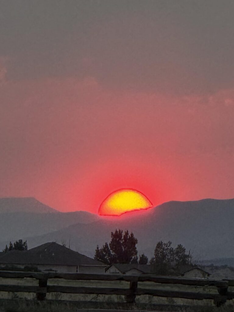 Unheimliche rote Sonne in Colorado vor ein paar Nächten