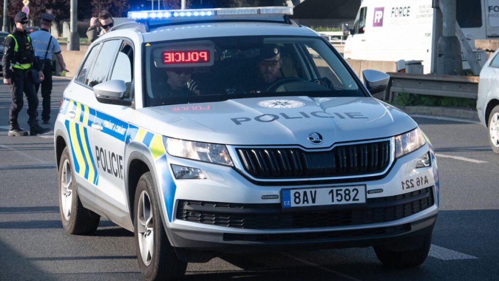 Ein Mann, der an einem Geldautomaten in der Region Náchod angegriffen wurde, widersetzte sich dem Schießen. Beide Räuber schlagen - Nachrichten