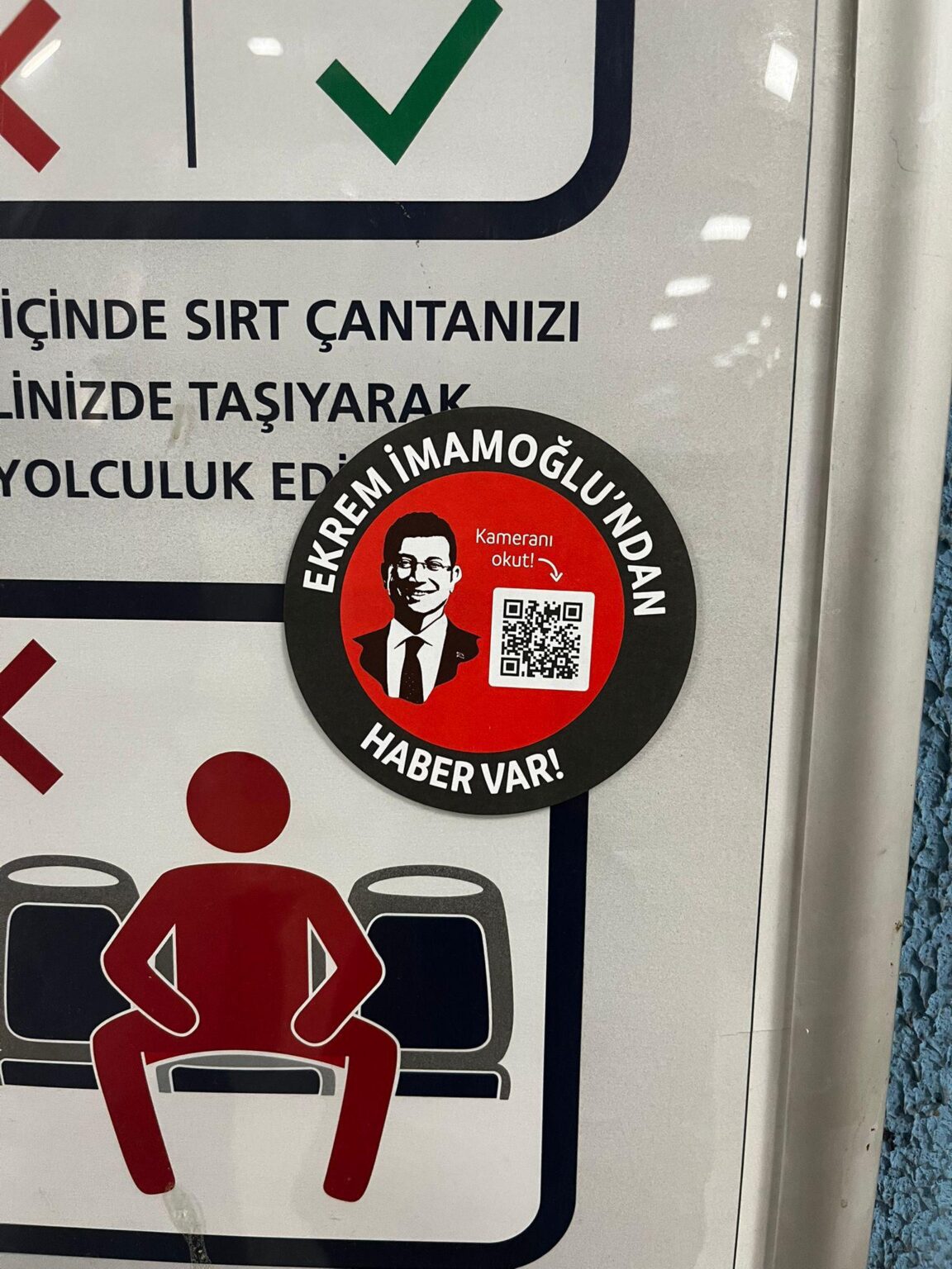 In Istanbul wird diese Art von Aufklebern in die U -Bahn geklebt. Wenn Sie den Charakter der Aufkleber lesen, zeigt Ekrem İmamoğlu ein Video an. In Istanbul wird diese Art von Aufklebern in die U -Bahn geklebt. Wenn Sie den Charakter der Aufkleber lesen, zeigt Ekrem İmamoğlu ein Video an.