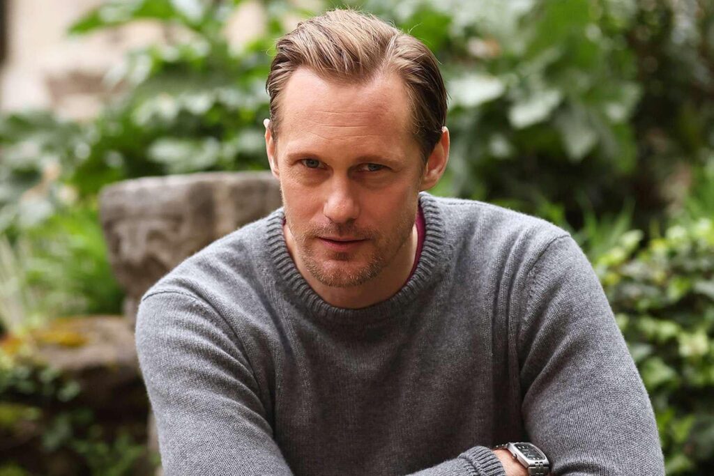 Alexander Skarsgård teilt teilt, warum er kurz aufgehört hat, sich mit 13 Jahren Erfolg zu machen: "Ich wurde nicht gern anerkannt"