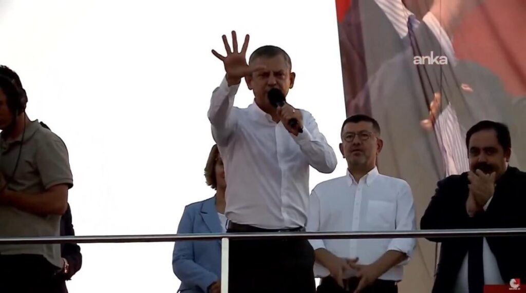 Özgür Özel: Ich rufe Erdoğan an; Ich mache keine Politik für dich. Gazi, Organisation, Menschen, Türkiyes erste Partei, die jeden beleidigen. Ich werde dich runter nehmen! Ich werde dich runter nehmen! Özgür Özel: Ich rufe Erdoğan an; Ich mache keine Politik für dich. Gazi, Organisation, Menschen, Türkiyes erste Partei, die jeden beleidigen. Ich werde dich runter nehmen! Ich werde dich runter nehmen!